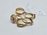 trois bagues en or et une bague avec une pierre au centre