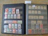 un livre avec des timbres, posé sur une table