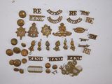 de nombreux types de badges différents, posés sur la table