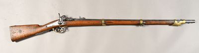un vieux fusil en bois accroché au mur, orné d'une étoile