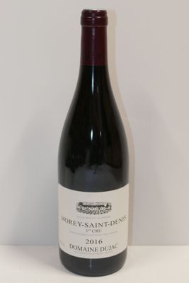 une bouteille de vin posée sur une table