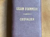 un vieux livre posé sur une surface en cuir marron