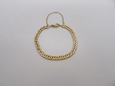 un bracelet en chaîne d'or muni d'un fermoir, posé sur un fond blanc