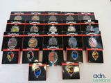 un grand nombre de badges posés sur une table