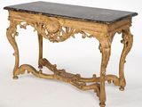 une table avec un plateau en marbre orné de motifs dorés