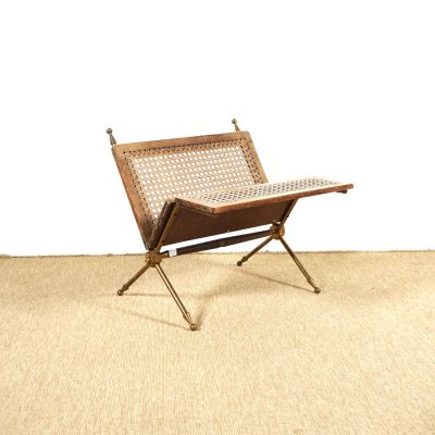 une chaise posée sur le tapis dans la pièce