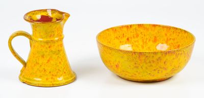 un bol jaune et un pichet jaune posés l'un à côté de l'autre
