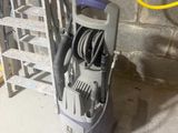 un aspirateur posé par terre à côté d'une échelle