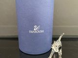 une figurine d'éléphant en argent posée à côté d'une boîte bleue
