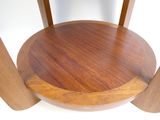 une chaise en bois dont l'assise est également en bois