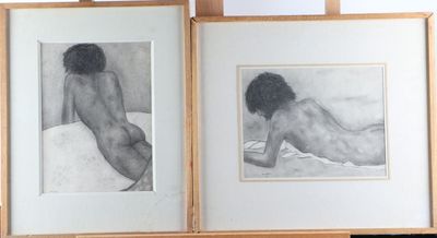 deux photos encadrées représentant une femme nue allongée sur un lit