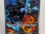 gros plan d'une carte pokemon sur une surface blanche