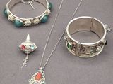 trois bijoux posés sur une table
