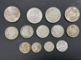 l'image d'un paquet de pièces de monnaie posé sur une table