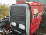 un tracteur garé sur le bord de la route