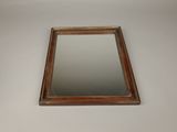 une photo d'un miroir posé sur une table blanche