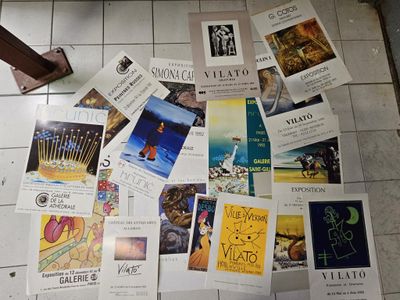 de nombreuses affiches posées par terre dans une salle de bains
