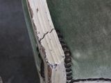 une chaise verte avec une structure blanche et une assise verte