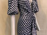un mannequin vêtu d'une robe noire et blanche