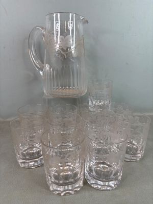 beaucoup de verres et un pichet posés sur une table