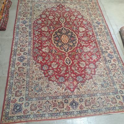 une photo d'un tapis rouge posé sur le sol d'une pièce