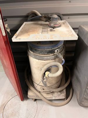 une photo d'un dépoussiéreur dans un garage