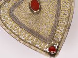 boîte en forme de cœur, en argent et en or, ornée de pierres rouges