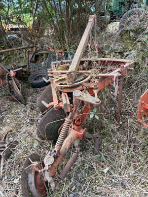 un tracteur et une charrue rouillés dans un champ