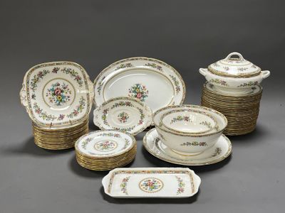 COALPORT, modèle Ming Rose PARTIE de SERVICE en porcelaine à…