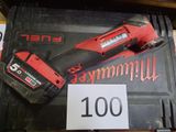 une image représentant un marteau sans fil rouge posé sur une boîte noire
