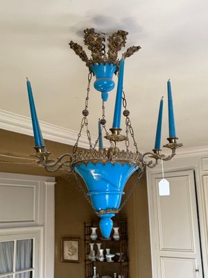 un lustre bleu suspendu au plafond dans un salon