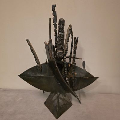 une sculpture représentant un bouquet de couteaux posé sur une feuille