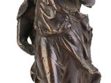 statue en bronze représentant une femme tenant un panier de fleurs, sur fond blanc