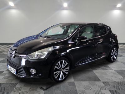 une voiture noire garée sur le sol en damier d'un garage