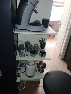 une cafetière posée sur une étagère dans une cuisine