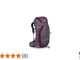 un gros plan d'un sac à dos violet sur fond blanc