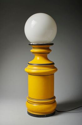 une image représentant une lampe de table jaune surmontée d'une boule blanche