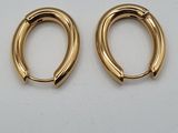 deux paires de boucles d'oreilles en or sur fond blanc