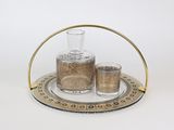 deux verres et une carafe posés sur un plateau