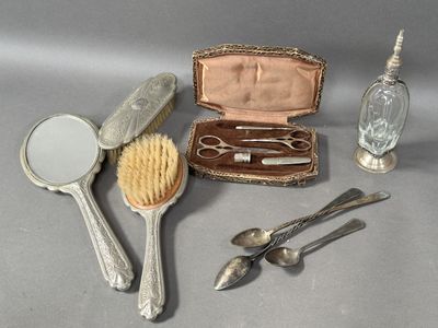 un grand nombre d'objets posés sur une table