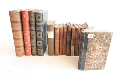 plusieurs vieux livres empilés sur une surface blanche