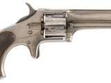gros plan d'un revolver sur fond blanc