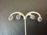un gros plan sur une paire de boucles d'oreilles posées sur une table
