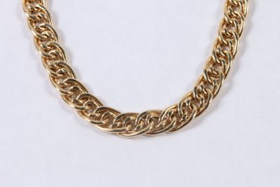 une image représentant un collier à chaîne en or sur fond blanc