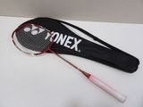 une raquette de tennis et un sac posés sur une table