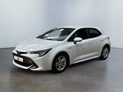 La Toyota Corolla est garée dans une pièce blanche