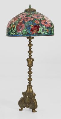 un gros plan d'une lampe posée sur un pied et ornée de fleurs