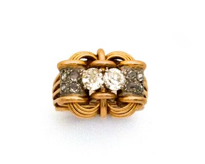 une image représentant une bague en or sertie de deux diamants