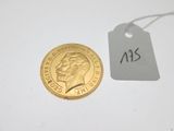 une pièce d'or à laquelle est attachée une étiquette de prix