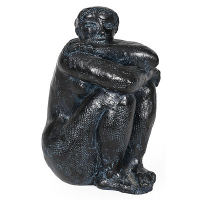 sculpture noire représentant un homme assis à genoux, les mains posées sur les genoux
